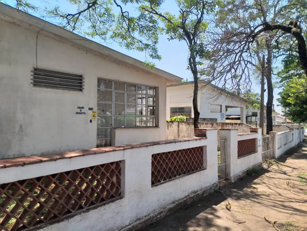 Imóveis ocupam um grande espaço no quadrilátero entre a avenida Santos Dumont e a rua do Pinedo e mais uma área na avenida Paul Harris: abandono e sujeira