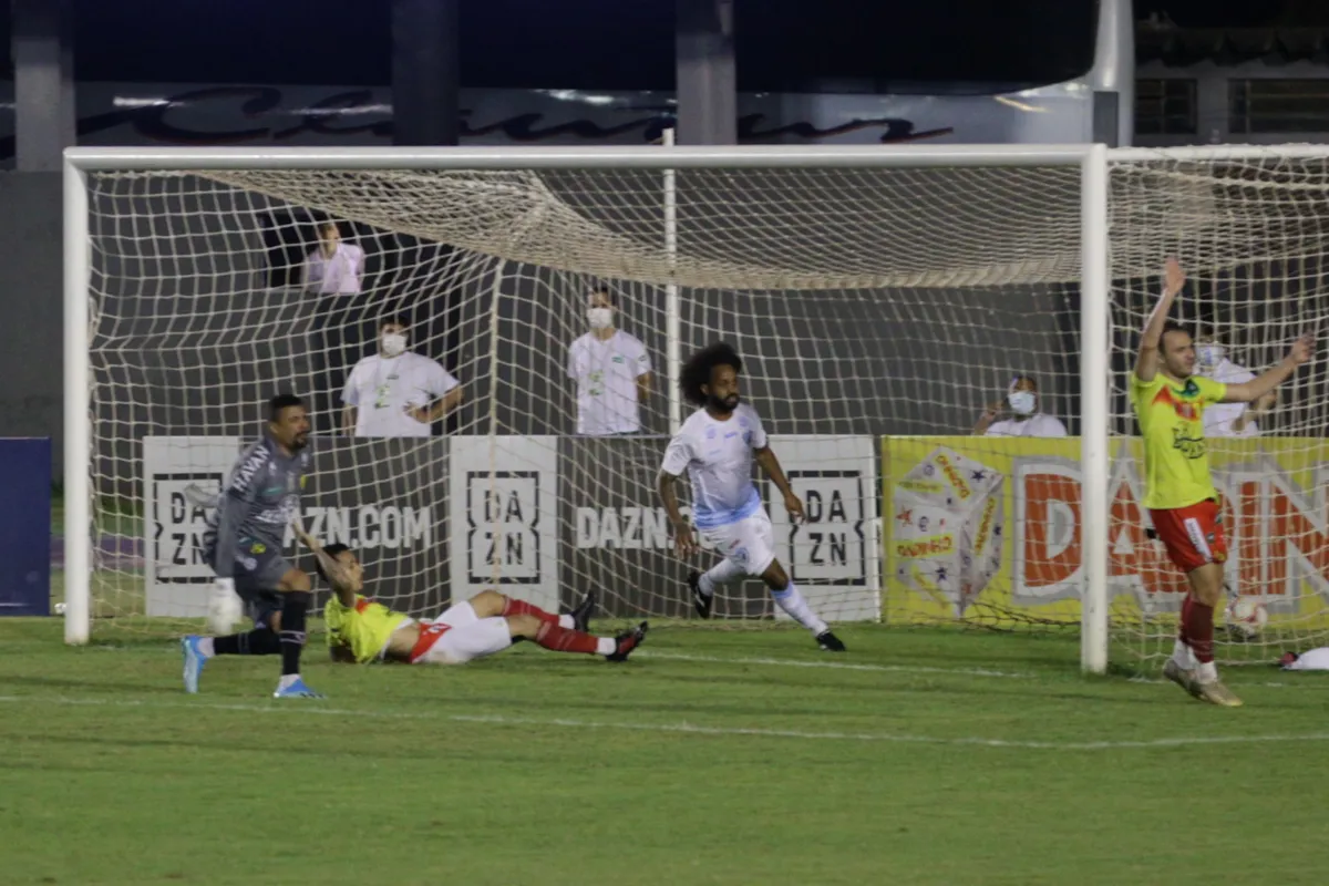 Celsinho reestrou e marcou o gol da vitória do Londrina sobre o Brusque