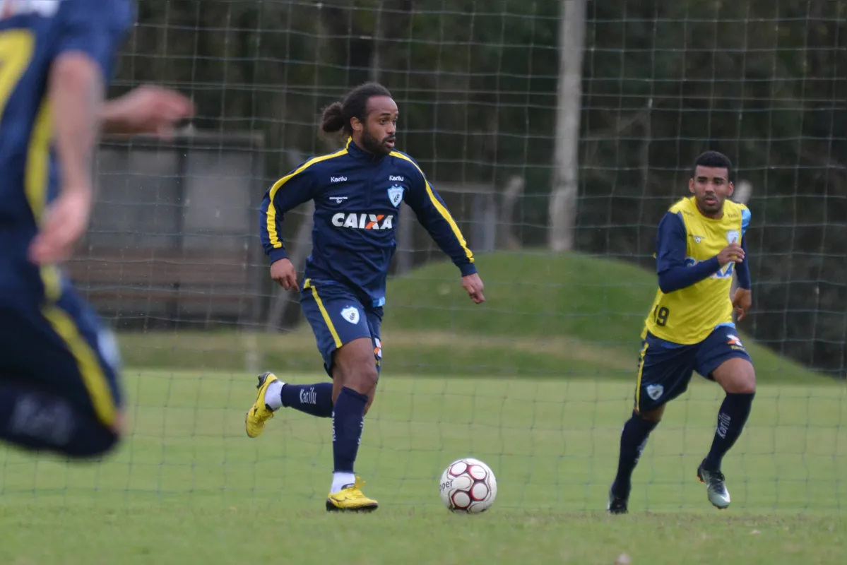 Imagem ilustrativa da imagem Celsinho negocia volta ao Londrina para a sequência da Série C