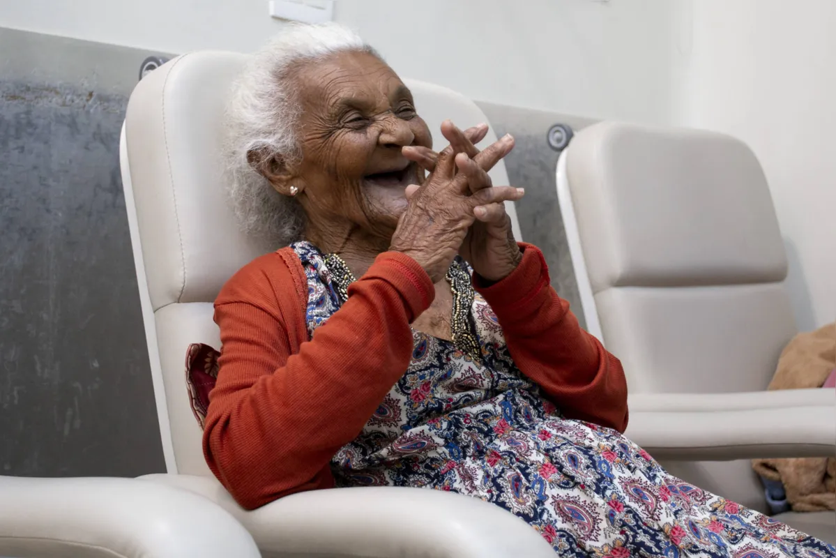 Zulmira Rosa de Souza esbanja disposição e bom humor 