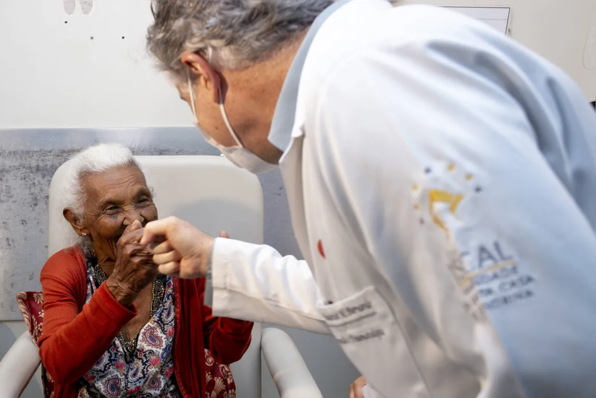 “Eu faço chá de plantas como remédio natural e minha vida inteira fui saudável. Deus me ajudou a não ter nada”, afirma Zulmira Rosa de Souza, que foi atendida pelo ortopedista Vanderlei Montemor Bernardo