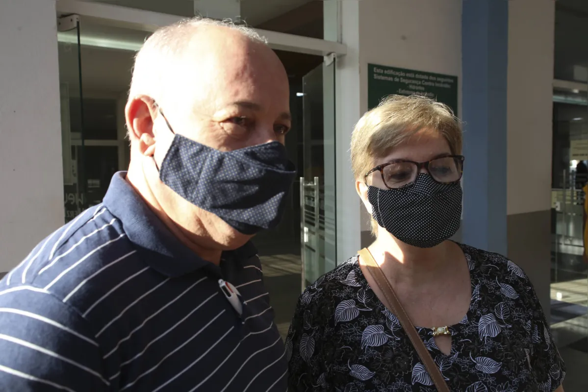 O casal Célio e Sandra Porto achou tranquilo o início da votação.
