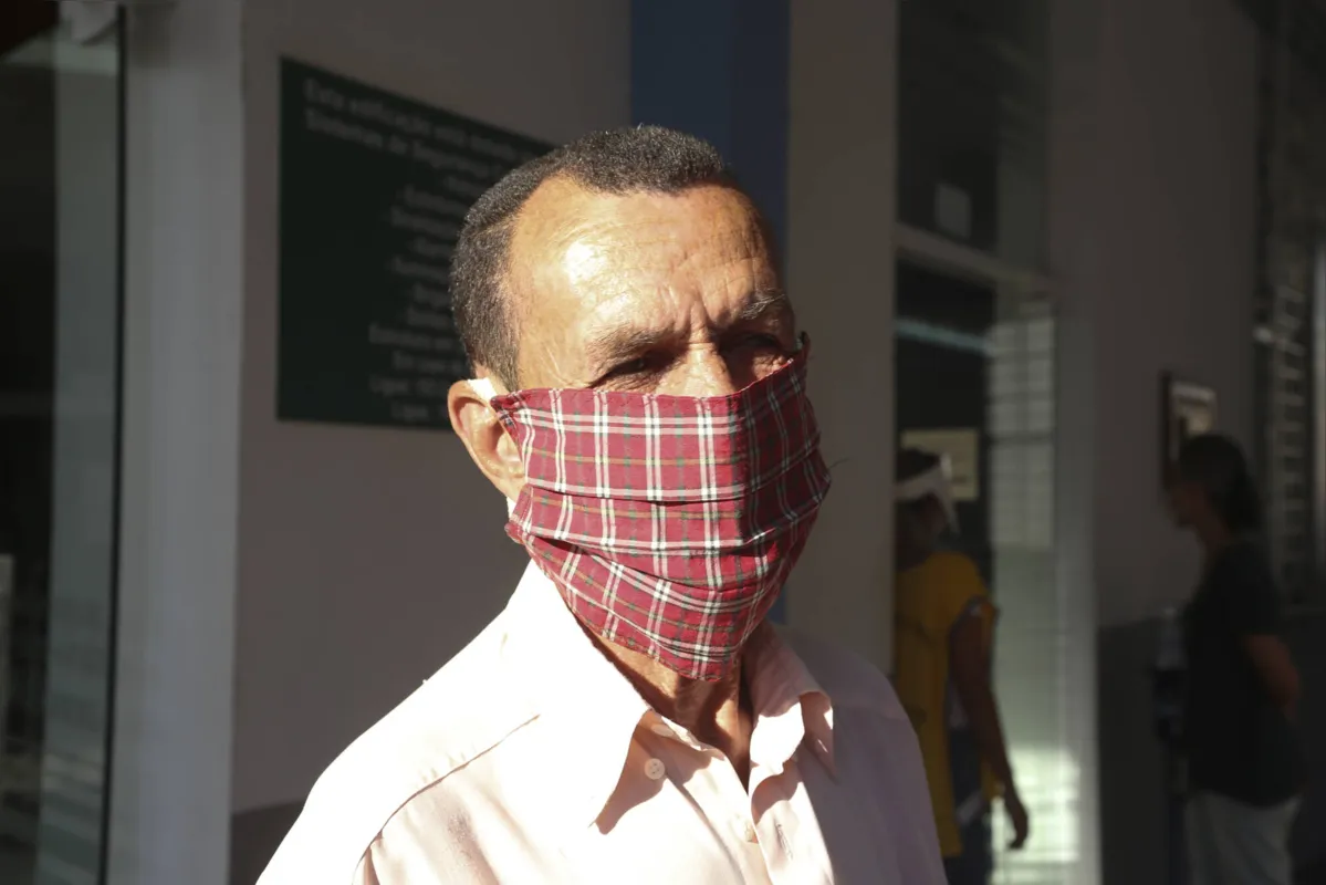 O aposentado Aureliano Araújo foi um dos primeiros a votar no Colégio Mãe de Deus