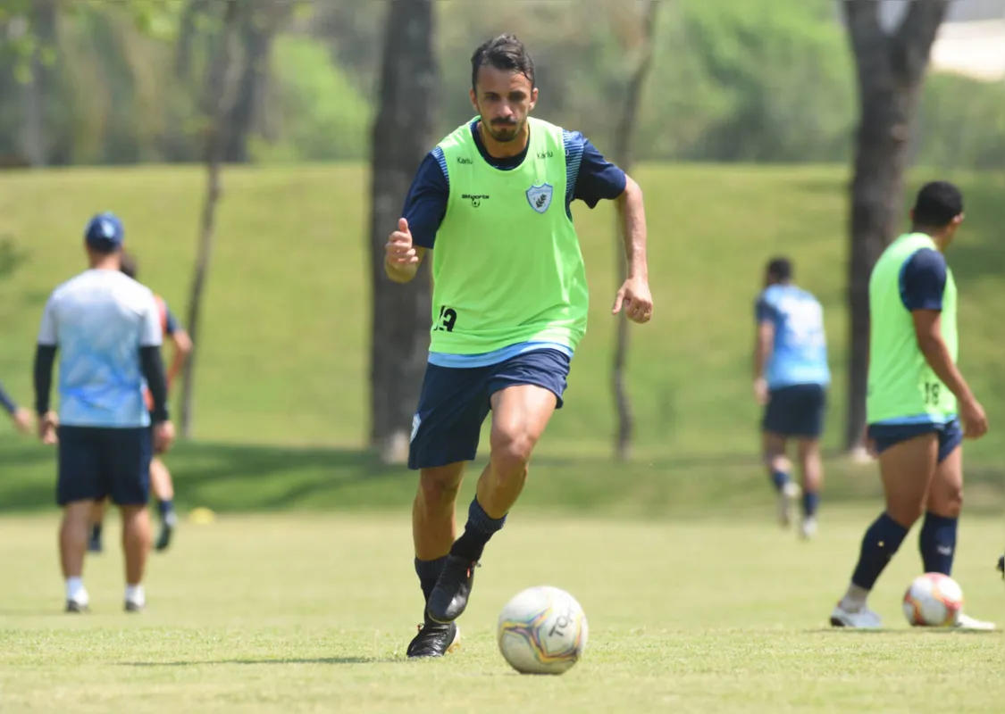 Caíque Valdívia é uma das opções para substituir o suspenso Adenílson