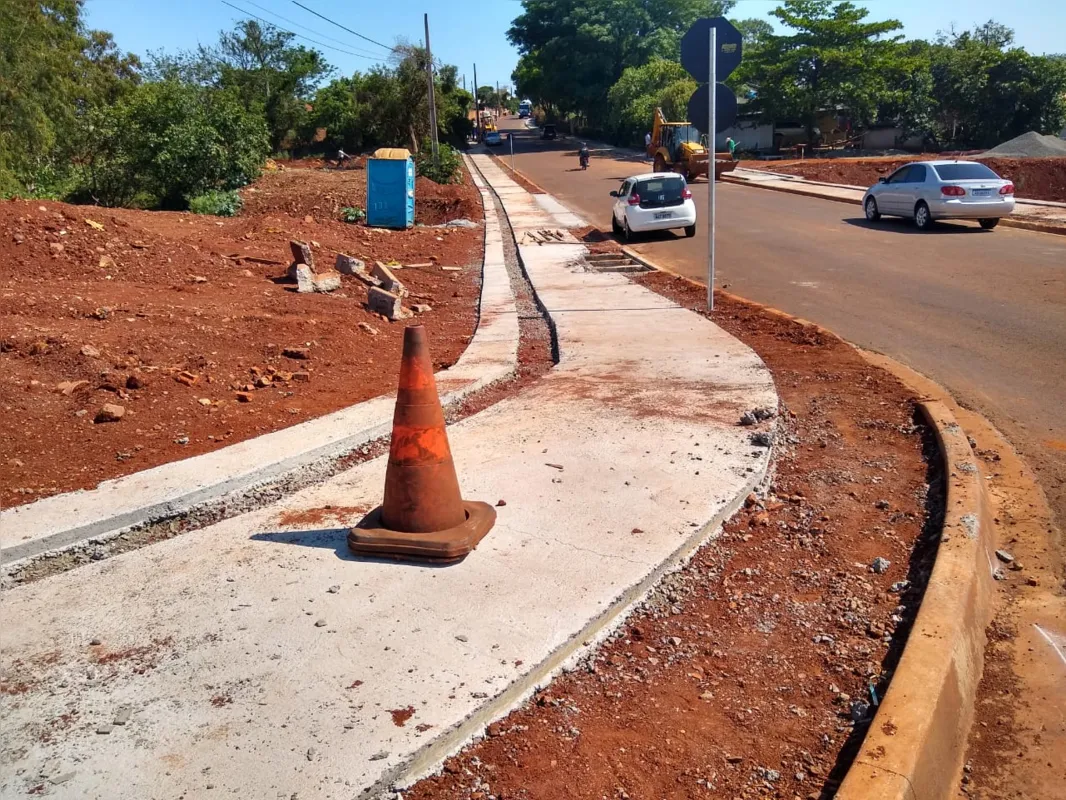 Empresa está fazendo novas calçadas para pedestres na rua Peru