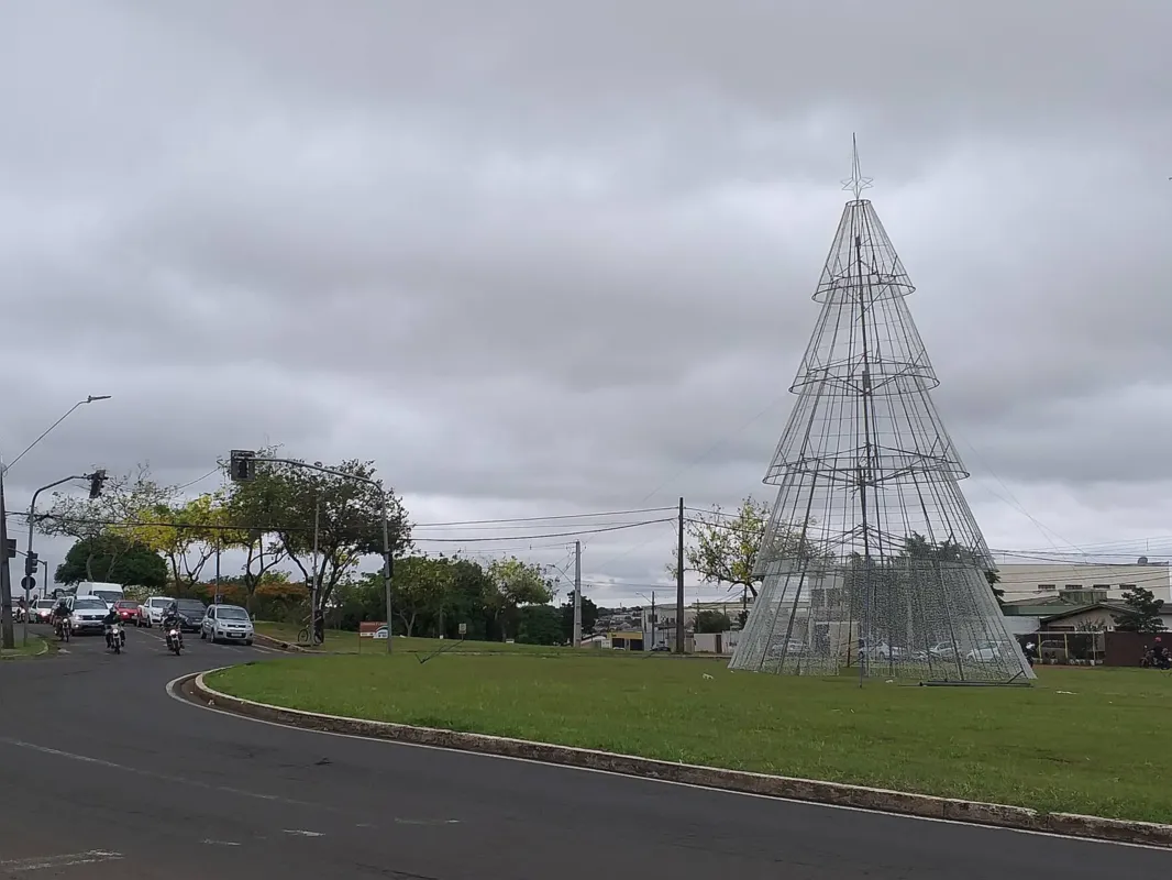 A árvore já está montada no cruzamento da avenida Rio Branco com a Leste-Oeste