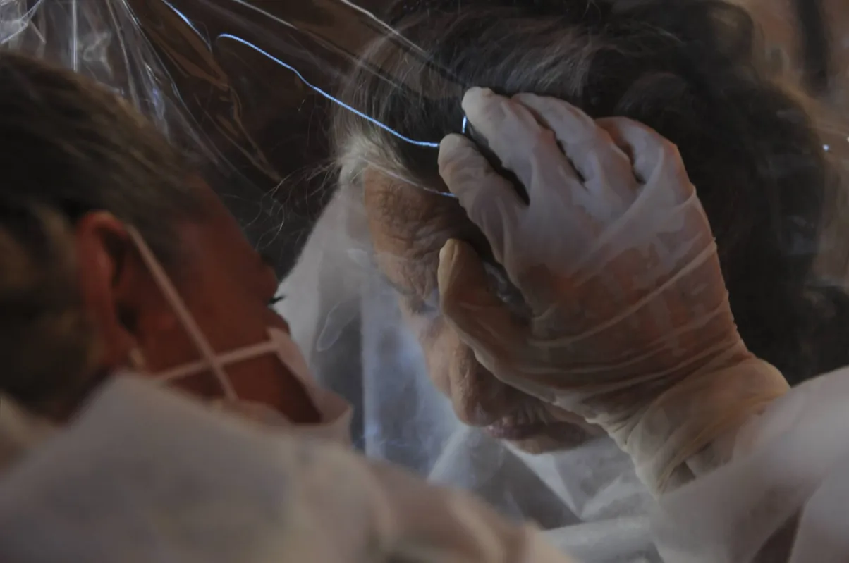 Dona Mariquinha, 90 anos, com Sandra Moreno, uma de suas filhas: "Acho que o meu coração escuta o dela"