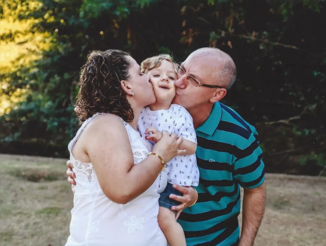 Joice Bozzi com o marido Claudemir e o filho Theodoro:  “A sociedade precisa aprender a enxergar o invisível, nem tudo que a gente vê é aquilo que se apresenta"