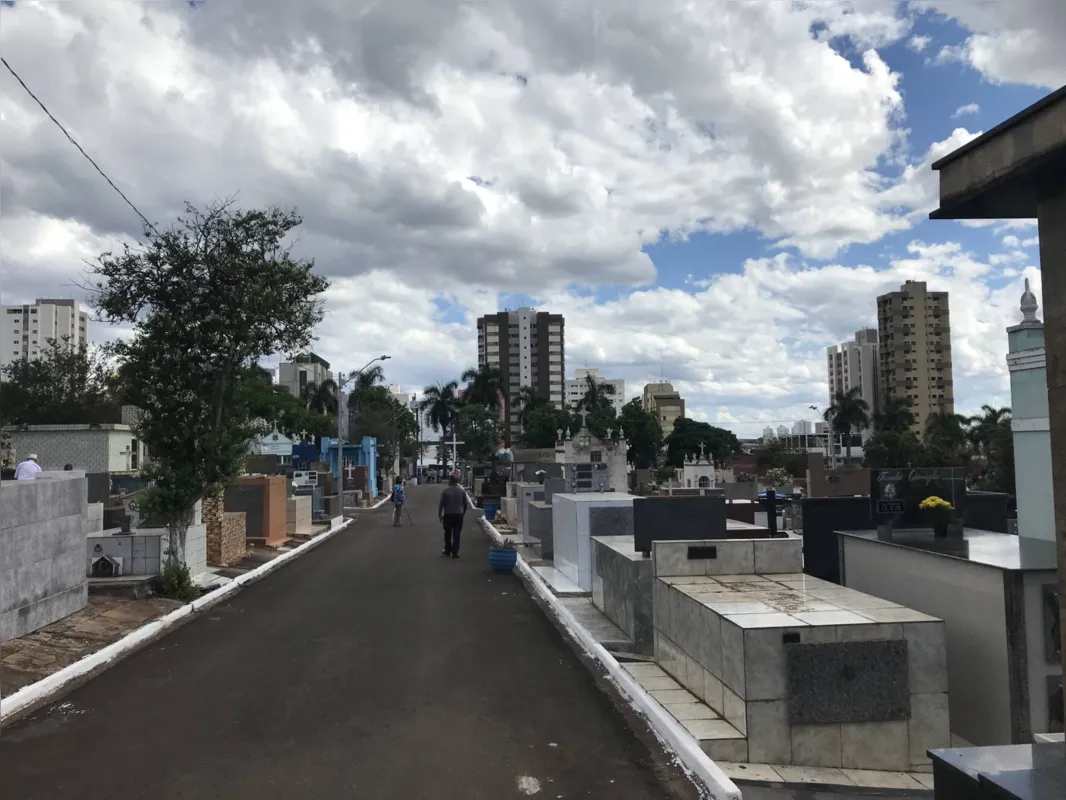 Algumas pessoas aproveitaram o clima agradável de domingo para adiantar as homenagens 