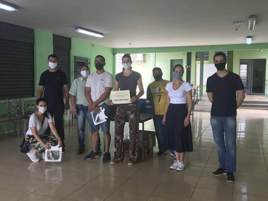 Equipe de fiscalização do Colégio Nossa Senhora de Lourdes, onde  6.017  eleitores votam neste domingo (15)