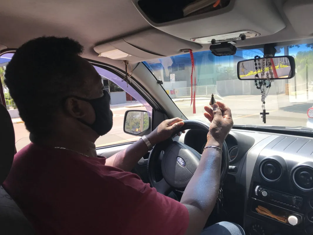 "Em casa, cresci com a imagem da santa em todos os lugares e hoje, ela me acompanha no carro", diz o aposentado Nilson dos Santos