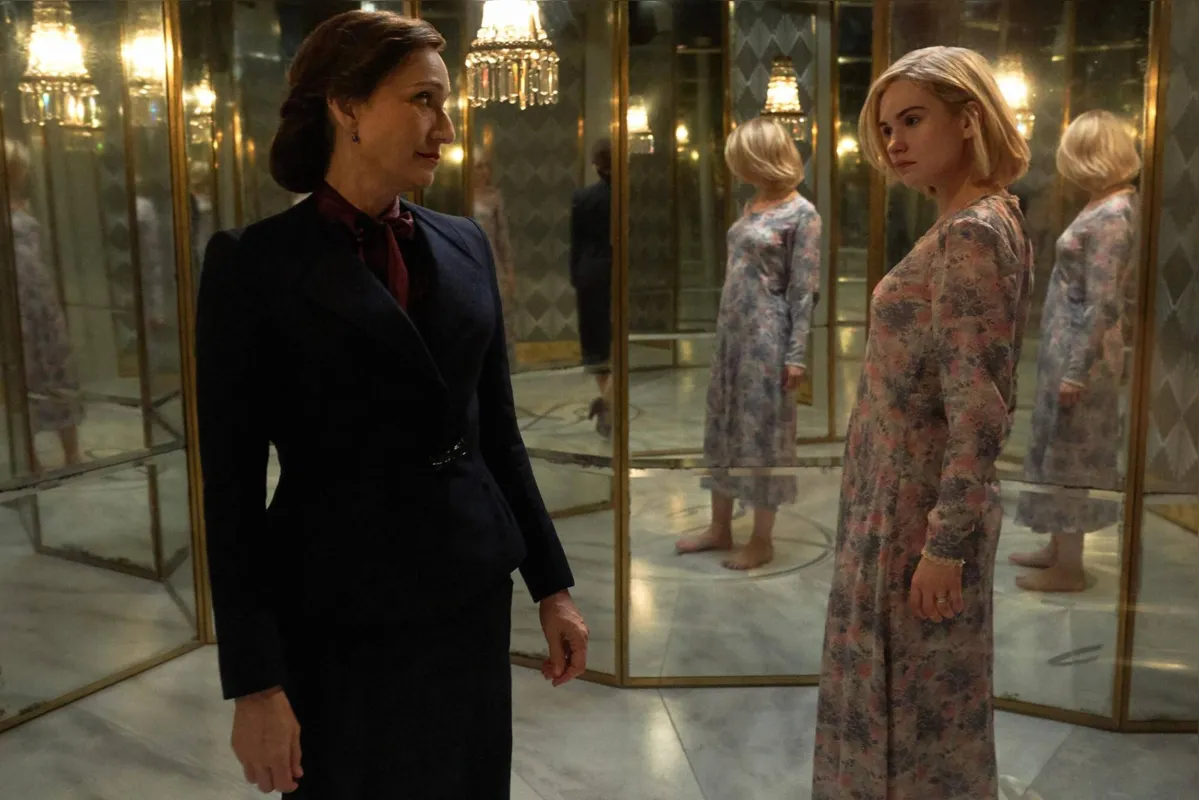 Cena de “Rebecca”: noção da figura reprimida e do trauma romântico da novela escrita por  Daphne du Maurier estão presentes na versão da Netflix, dirigida por  Ben Weathley
