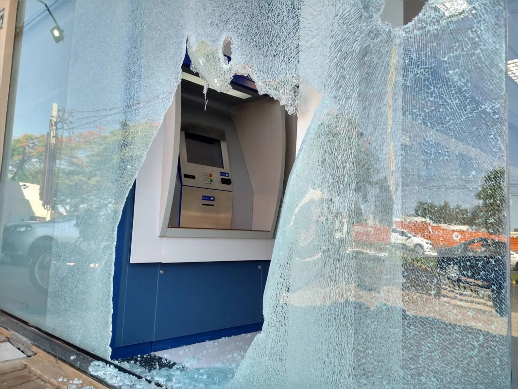 Imagem ilustrativa da imagem Dupla estoura vidros e invade agência bancária em Cambé