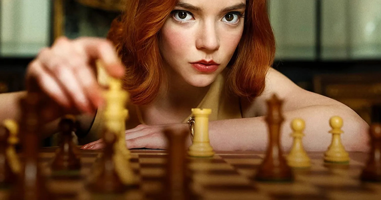 Anya Taylor-Joy arrebata o público como uma personagem desfiadora no xadrez, considerado um mundo de homens 