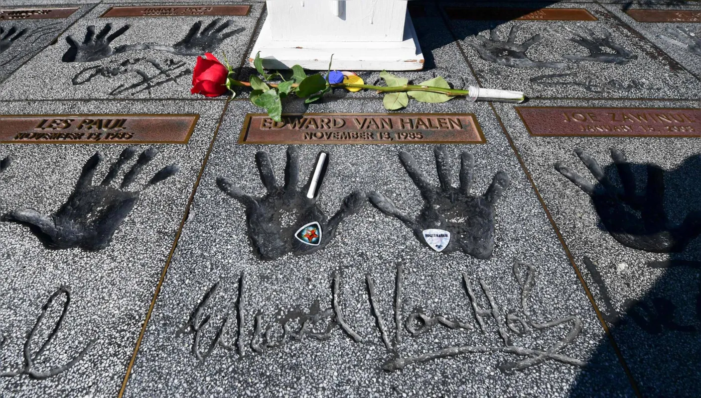 Milhares de fãs e artistas prestaram homenagens ao guitarrista, que deixou sua marca no Rock and Roll Hall of Fame em 2007.  