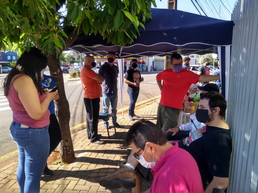 Imagem ilustrativa da imagem Educadores protestam em frente ao NRE em Londrina