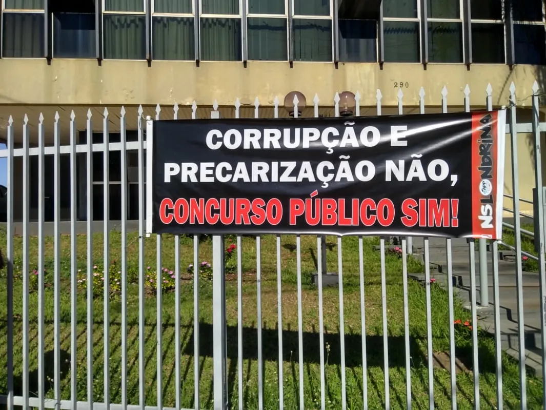 Imagem ilustrativa da imagem Educadores protestam em frente ao NRE em Londrina