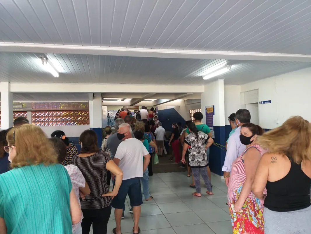 Imagem ilustrativa da imagem Eleitores enfrentam longas filas e desorganização na zona oeste