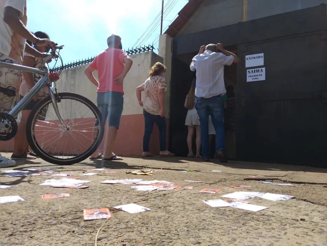 Imagem ilustrativa da imagem Em Cambé, "santinhos" são derramados no entorno de escolas