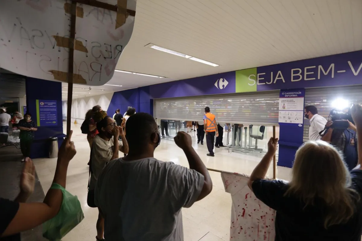Imagem ilustrativa da imagem Em Londrina, 100 pessoas participam de protesto contra morte de homem negro no RS