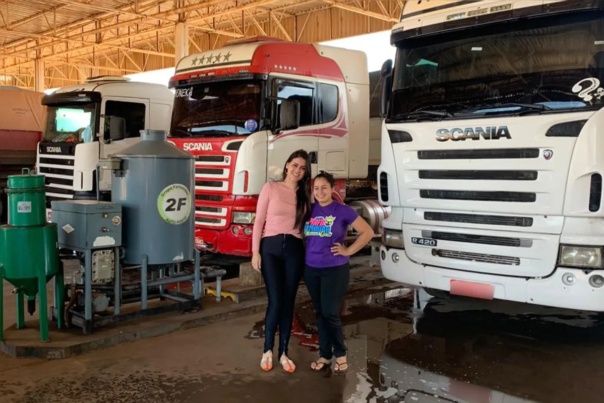 À  frente do posto de combustível da família, Renata Fernandes (à esq.) se planejou para enfrentar a crise resultante da pandemia do coronavírus