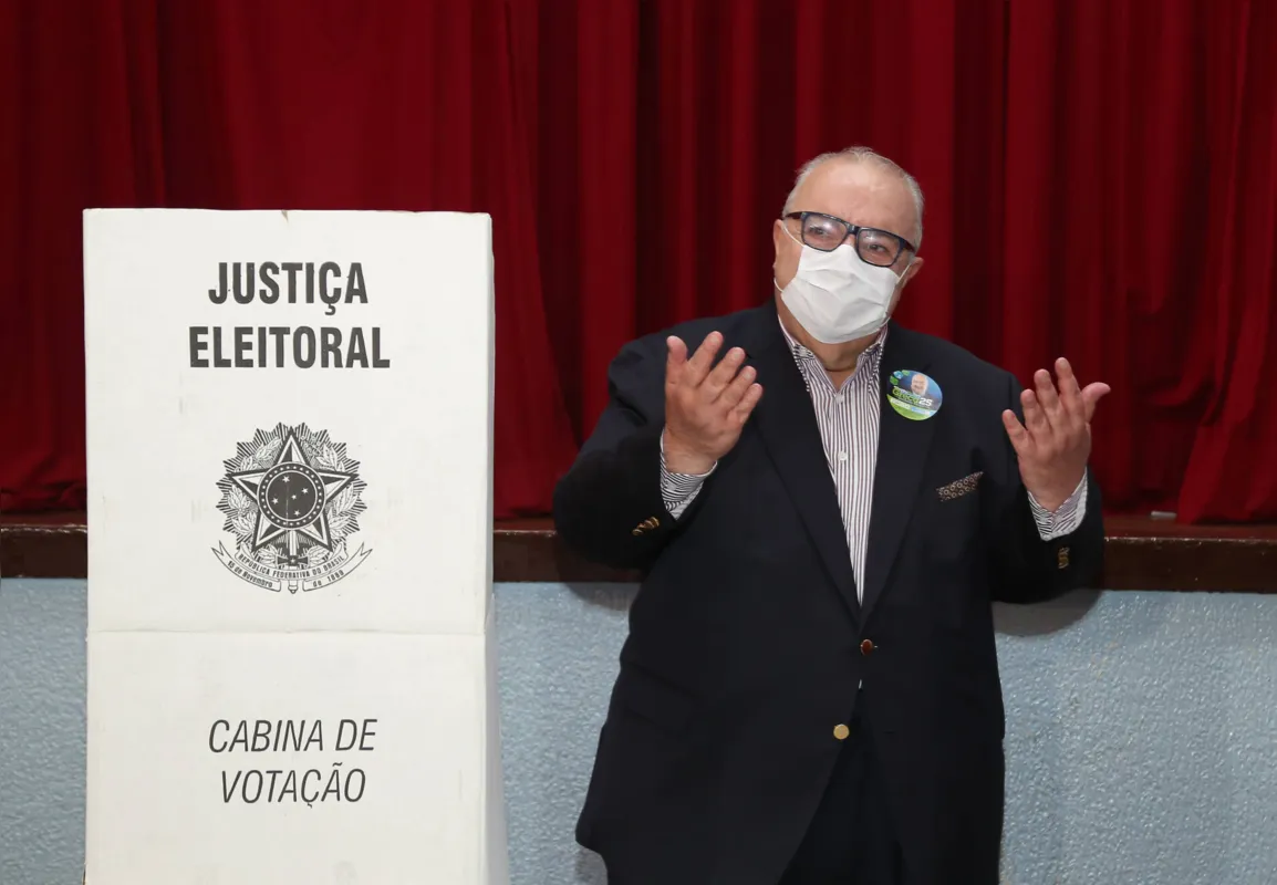 Imagem ilustrativa da imagem Greca garante reeleição em 1º turno em Curitiba