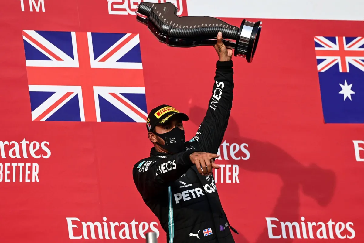 Imagem ilustrativa da imagem Hamilton aproveita estratégia de parada e vence o GP da Emilia Romagna
