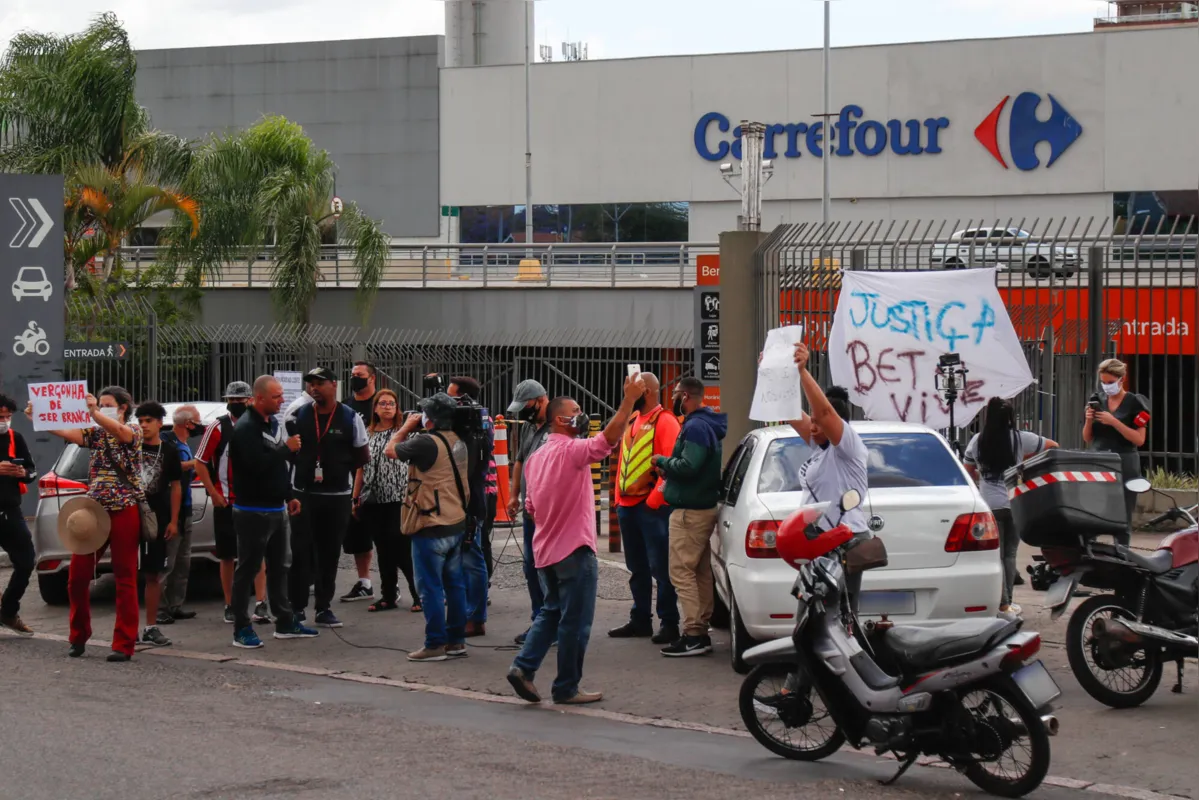 Manifestantes protestam contra morte de homem negro no Carrefour na zona norte de Porto Alegre