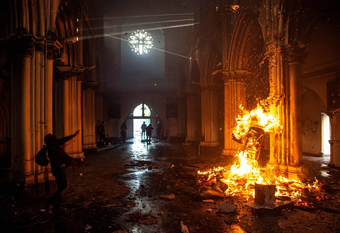 Bolsanaro afirmou que os incêndios nos templos foram provocados por “grupos de esquerda” 