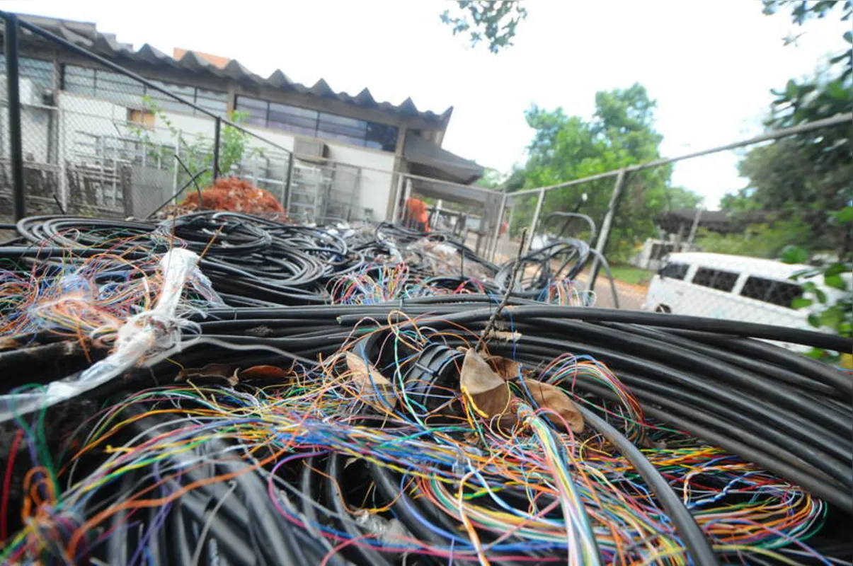 Imagem ilustrativa da imagem Justiça solta dupla que furtou cabos telefônicos da Sercomtel na zona sul de Londrina