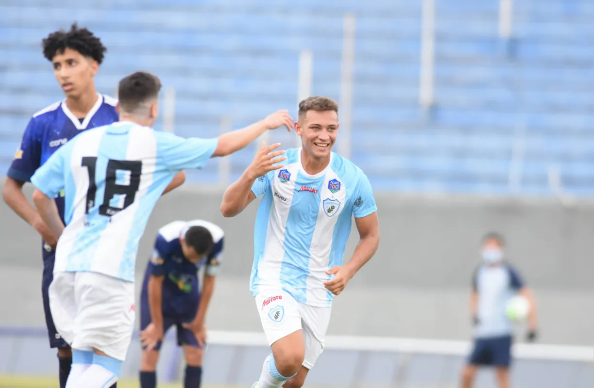 O atacante Cirilo marcou os dois gols do LEC na vitória sobre o São Raimundo (RR)