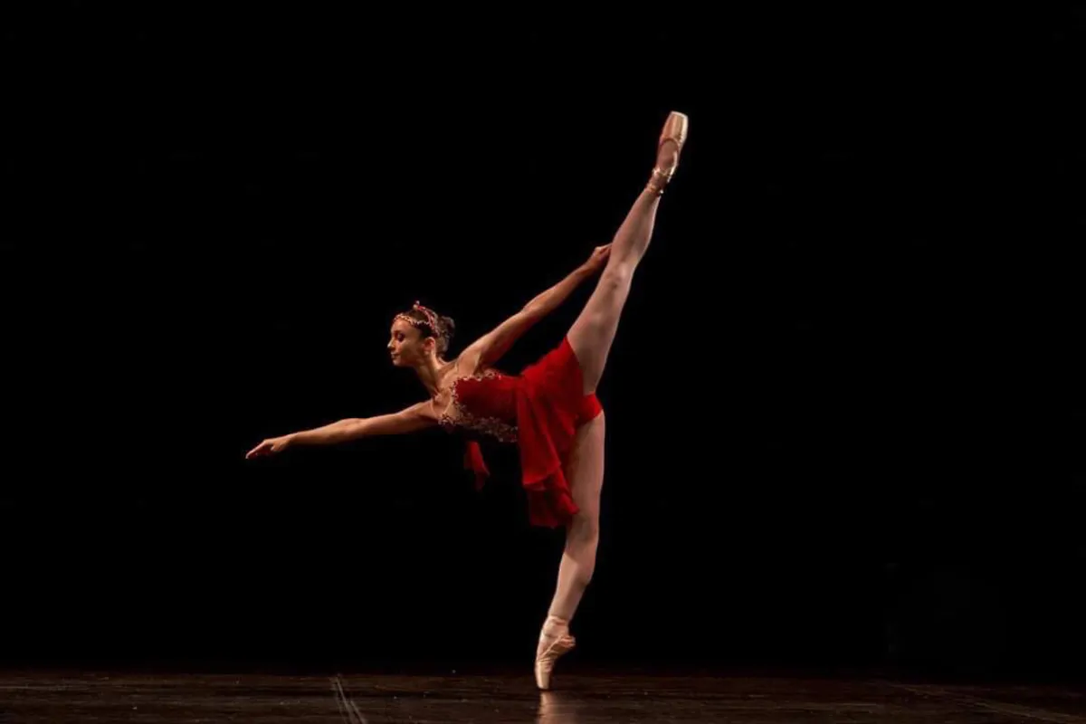 Isabela Orlandeli, 17 anos,  participou de seletivas nacionais e internacionais: foi contemplada com bolsa de estudos na Miami Ballet School e com estágio na  Jeune Ballet de la Scéne, na Suíça
