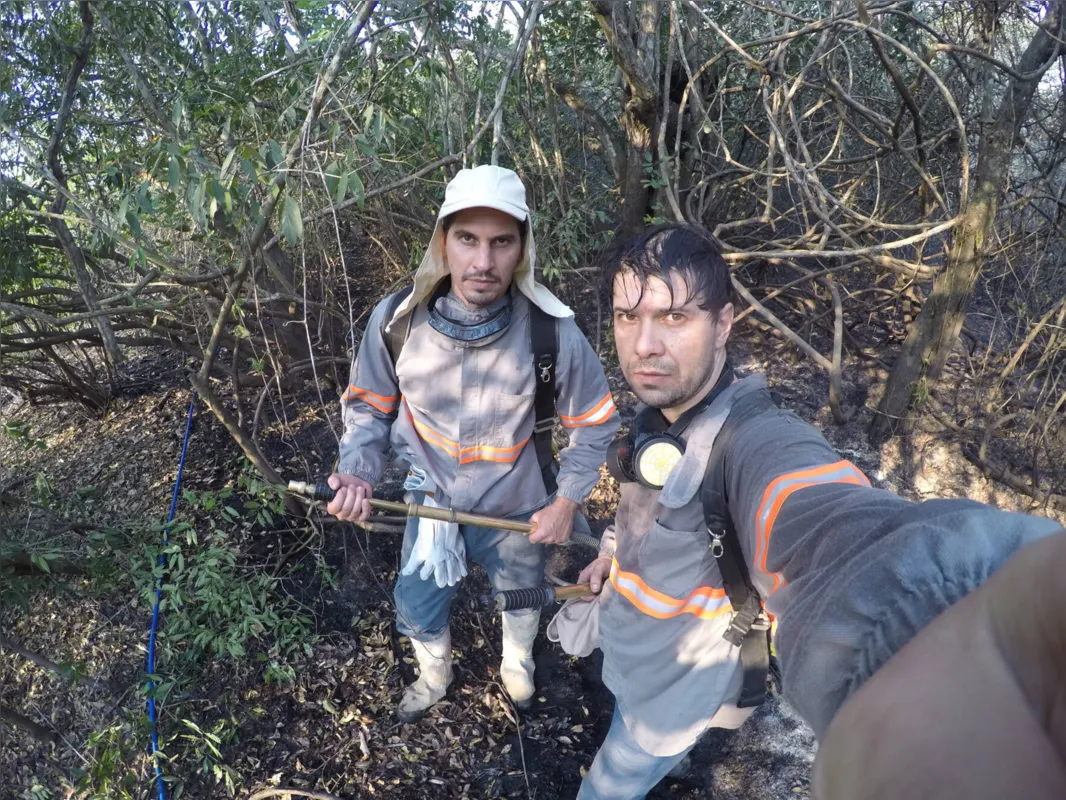 Eduardo Weffort Patrial (direita) e seu amigo biólogo Raphael Santos (esquerda), de Curitiba. 