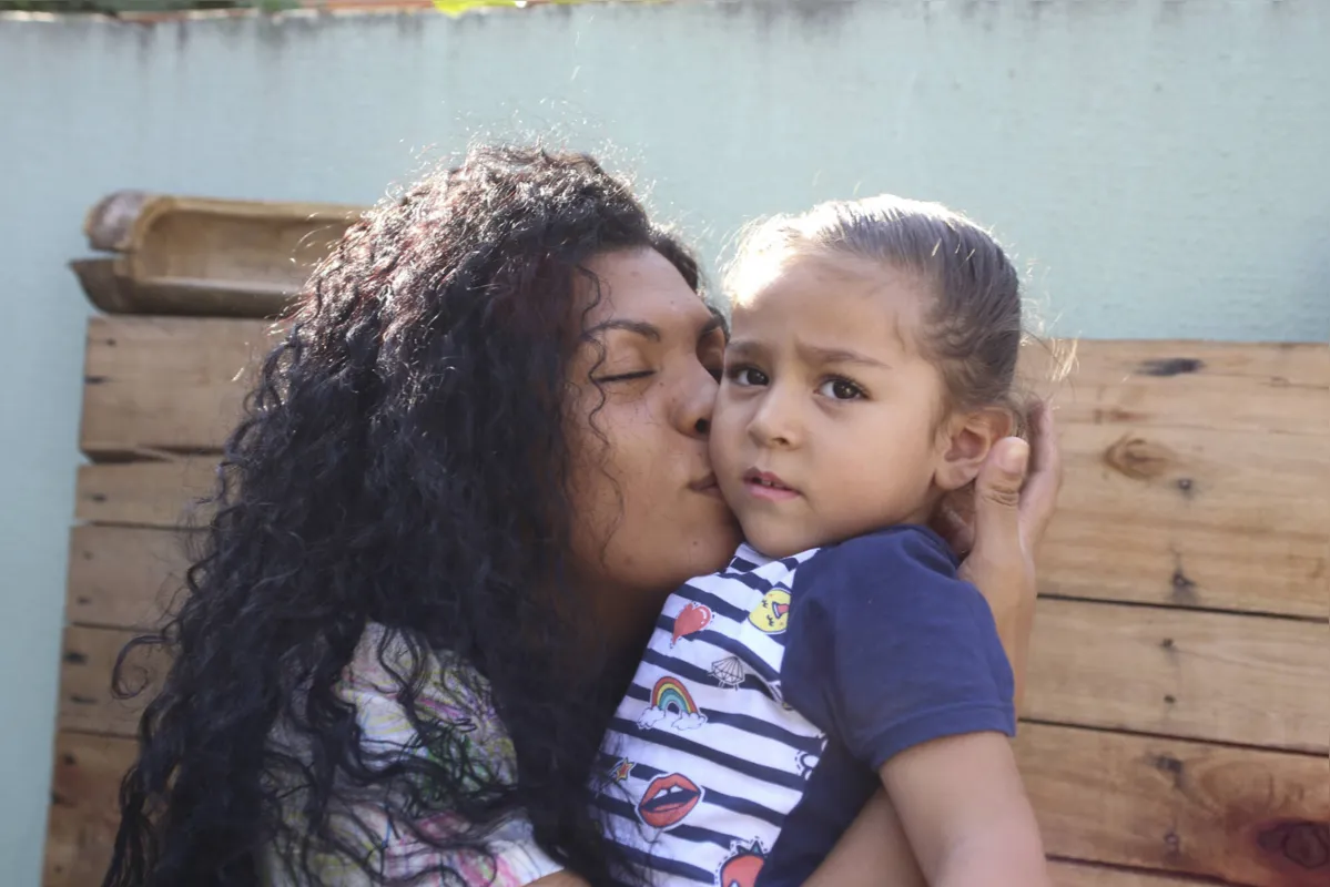 Iara Cruz de Andrade com a filha, dois anos após o acidente: "Hoje eu entendo que a Arel é um milagre, porque os policiais estavam lá na hora certa e eles sim estavam preparados”