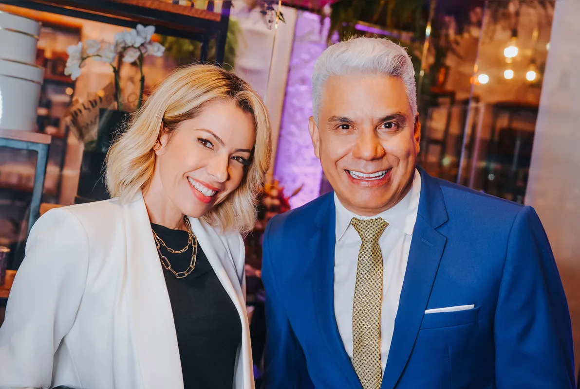 A madrinha da Luxo Natural Londrina, a instagrammer Sol Gouvea, e o promoter Antonio Naves, que esteve nos bastidores da noite