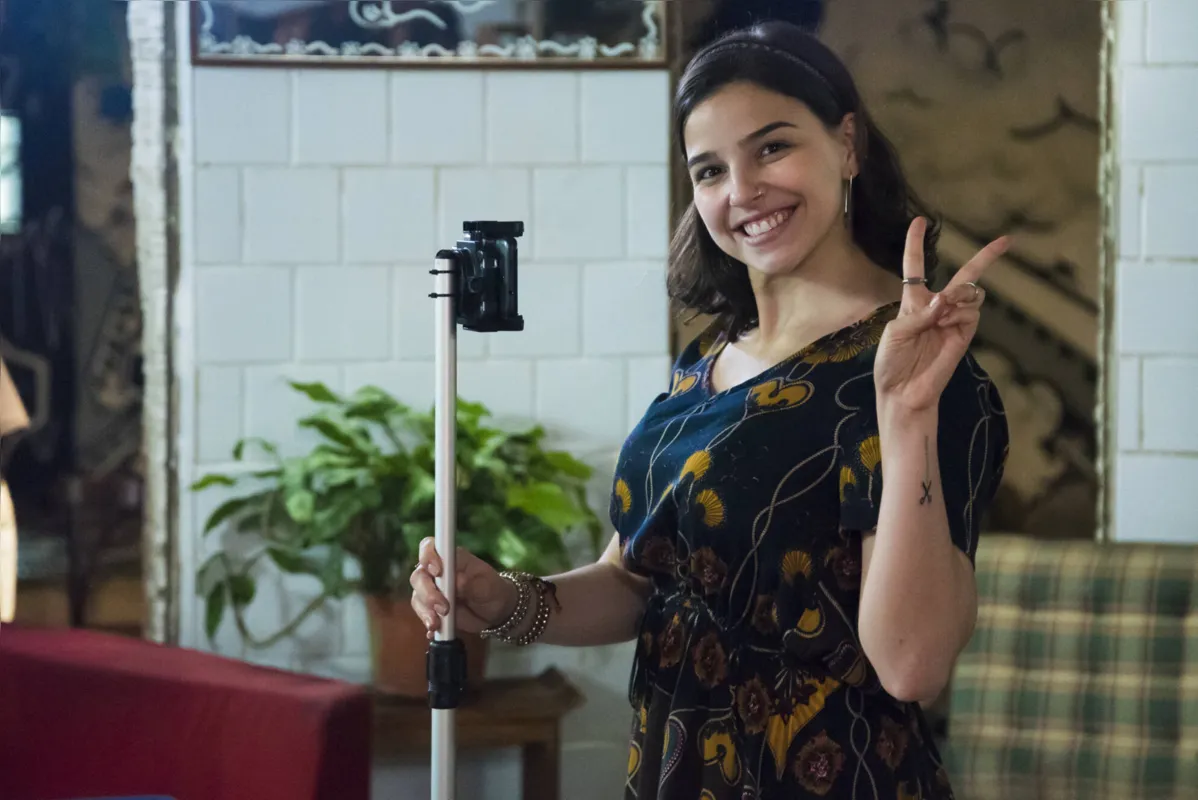 Keyla volta de viagem e surpreende a todos