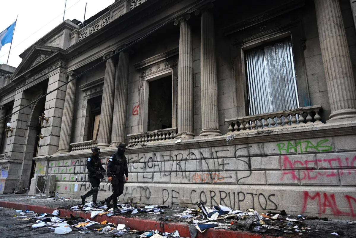 Imagem ilustrativa da imagem Manifestantes pedem renúncia do presidente da Guatemala e incendeiam Congresso