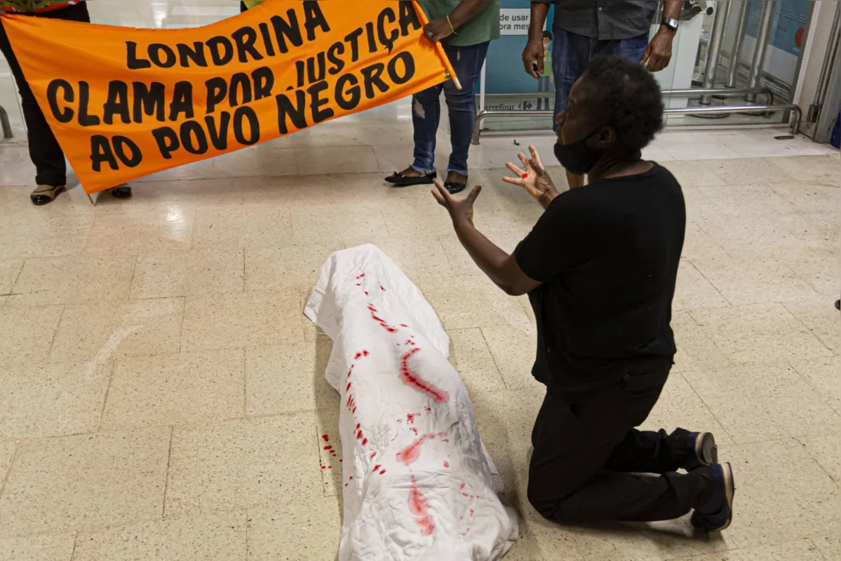 Imagem ilustrativa da imagem Manifestantes voltam ao Carrefour de Londrina em protesto contra morte  de homem negro no RS
