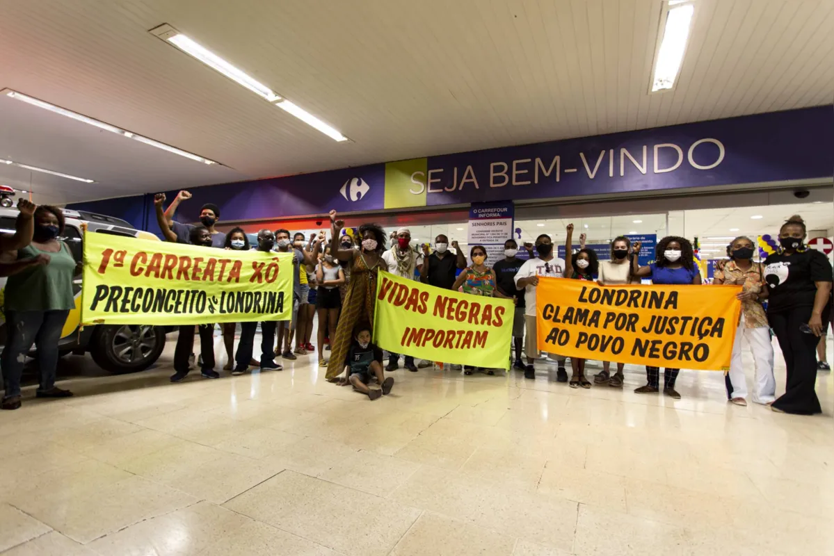 Imagem ilustrativa da imagem Manifestantes voltam ao Carrefour de Londrina em protesto contra morte  de homem negro no RS