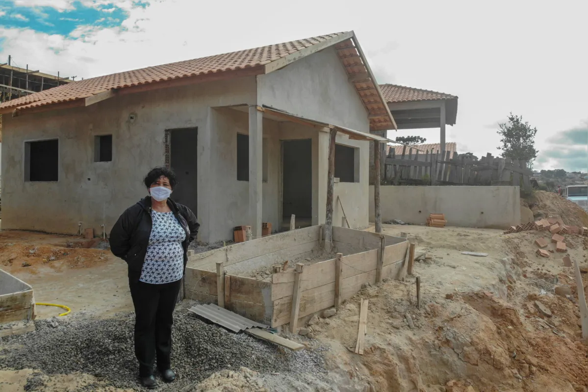 Neide Paulino de Lara acompanha as obras de sua futura casa. 
