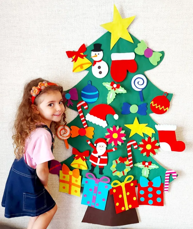 A árvore de Natal da artesã Carina Theodoro Ferreira, que permite  interação, é vendida pela internet