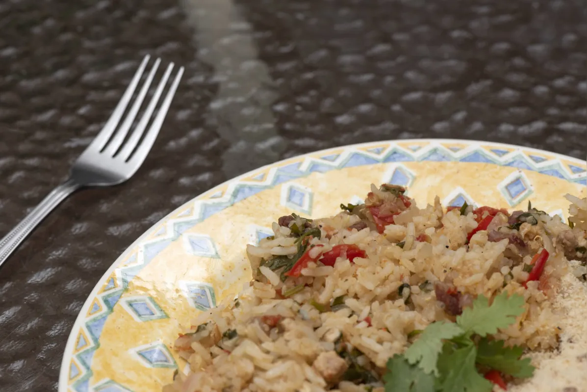 Arroz carreteiro: um prato saboroso que não dispensa as sobras