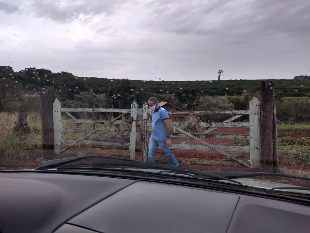 Marco Aurélio de Carvalho, diretor da Escola Municipal Professora Corina Mantovan Okano entrega a cesta básica e os kits escolares a alunos que moram num sítio a 8 km da escola 