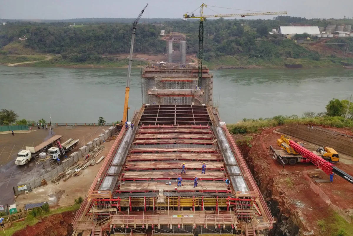 Imagem ilustrativa da imagem Nova ponte ligando Foz do Iguaçu ao Paraguai está 34% pronta