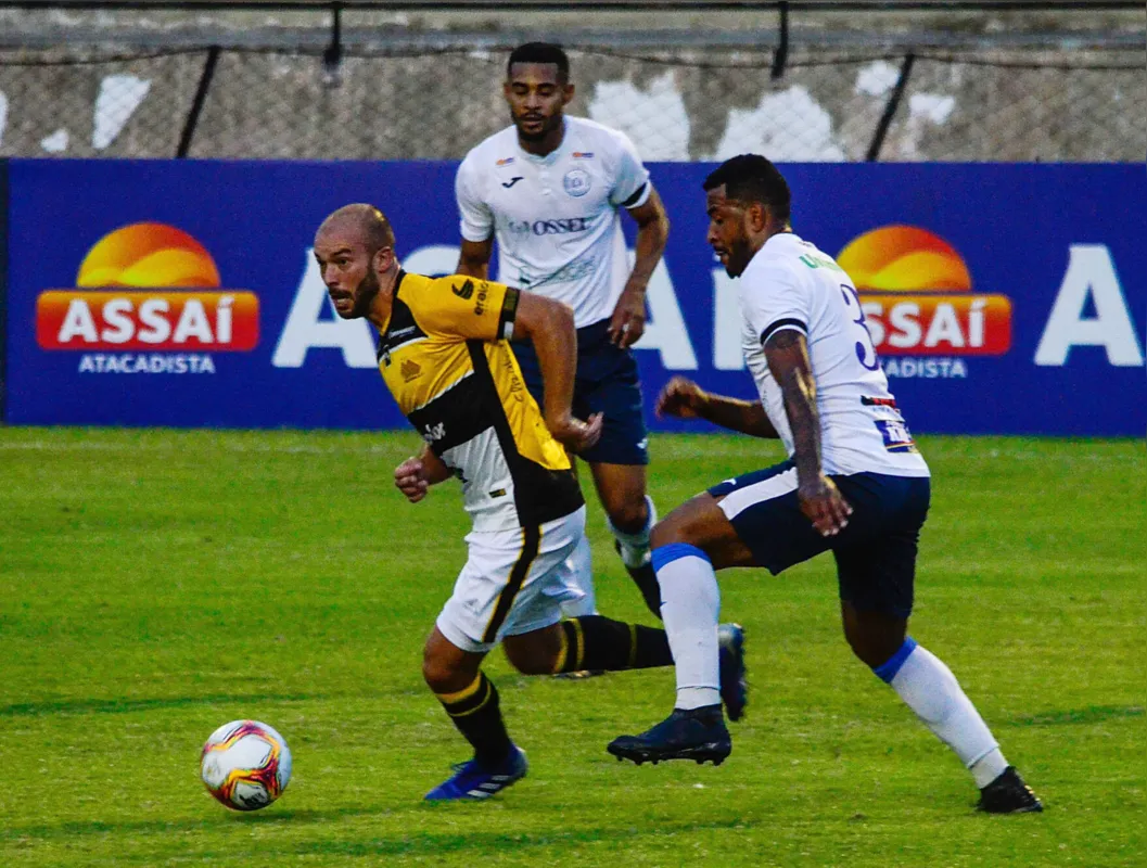 Imagem ilustrativa da imagem "Nunca imaginei passar por isso no futebol", diz técnico londrinense sobre surto de Covid-19 no São Bento