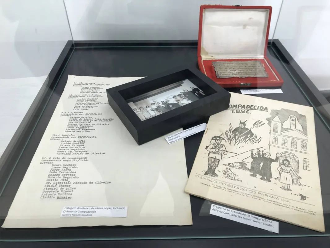 Documentos e fotos da época da inauguração do teatro, em dezembro de 1962 