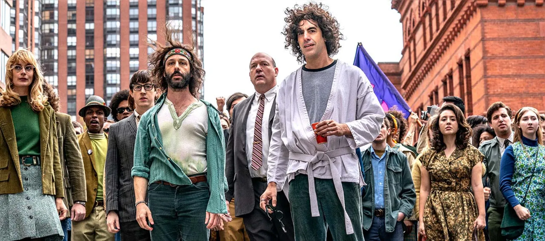 Filme recua cinco décadas para refletir sobre questões como contracultura, violência política, formas de protesto e as contradições e misérias do sistema dos EUA
