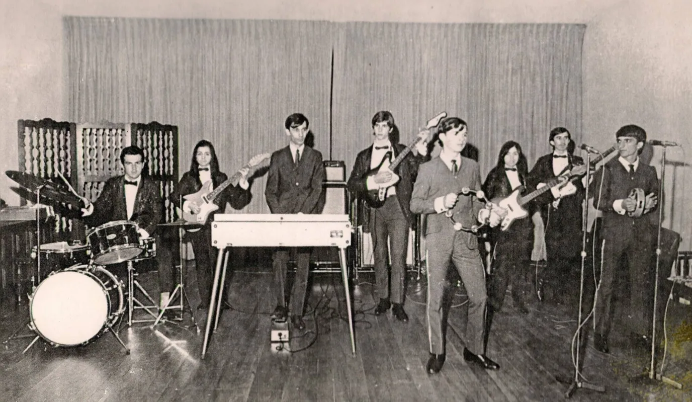 Oswaldo Diniz em ensaio do programa Bossa Total, na TV Coroados, em 1965 