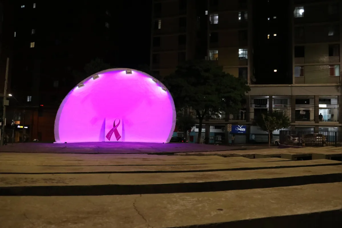 Concha Acústica, na Praça 1º de Maio: alteração na cor dos cinco projetores 