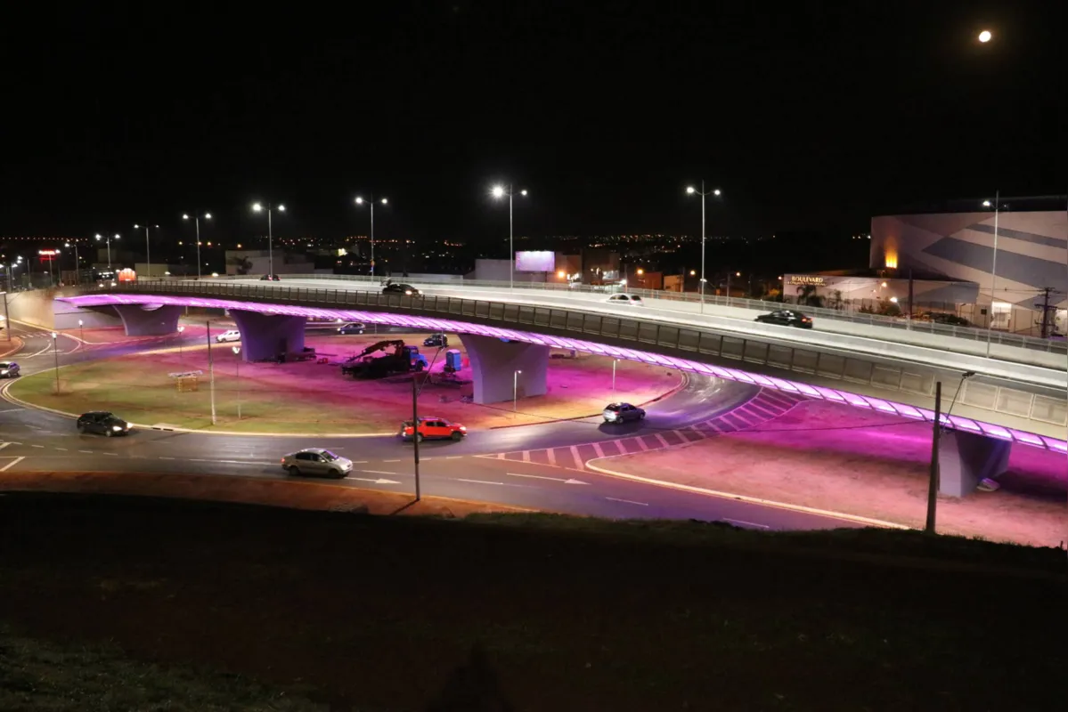 Viaduto na avenida Dez de Dezembro: 424 luminárias na cor rosa 